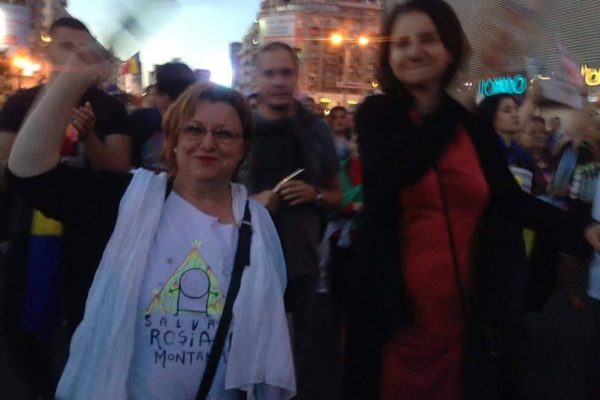 Omulan, Oana Radu and Corina Șuteu, manifesting for Rosia Montana in 2013